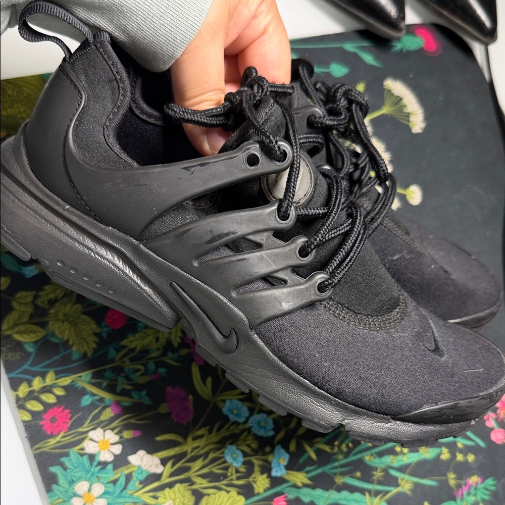 Nike Women’s Black Sneakers